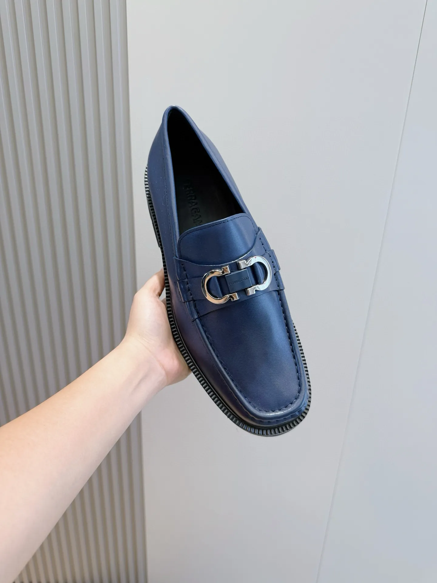 [Ferragamo] Top P: 760💰 Number of yards: 39~44 (38.45. Customized, non-returnable) Ferragamo men's leather derby shoes. The new derby shoes are light in texture and cool in style. They adopt exquisite eyelet uppers and novelly define urban trends. Made of brushed cowhide, it has a plump and rounded toe box and is decorated with delicate wingtip decorative details. Imported cowhide + cowhide lining.